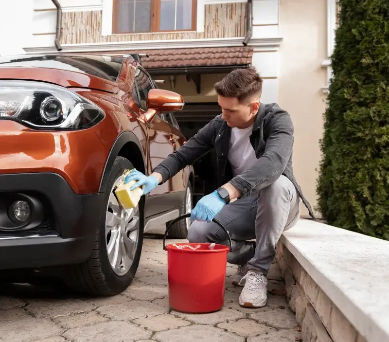 Lavage auto à domicile Coudeville-sur-Mer : professionnel intervenant sur un véhicule